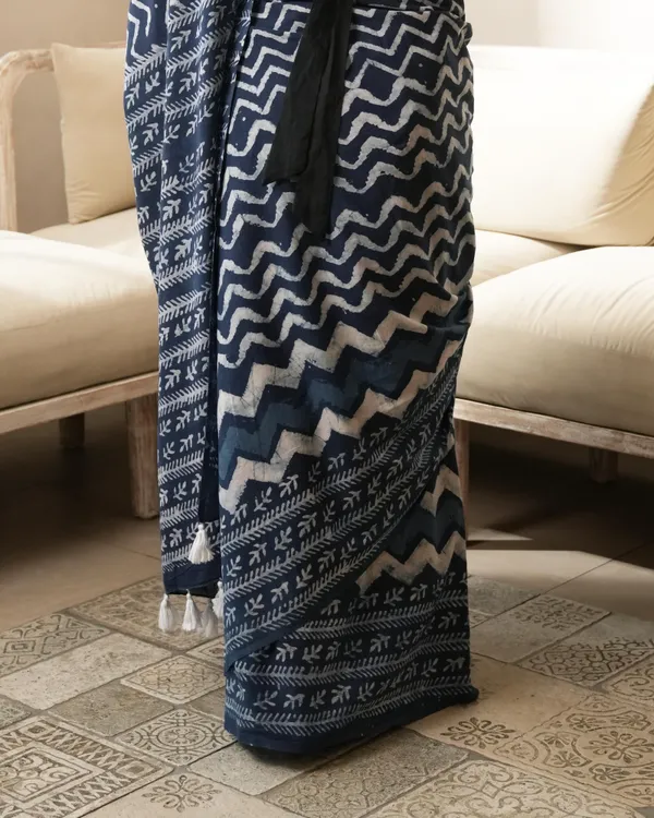 Indigo_Cotton_Wave_Dabu_Print_Mul_Saree_For_Women